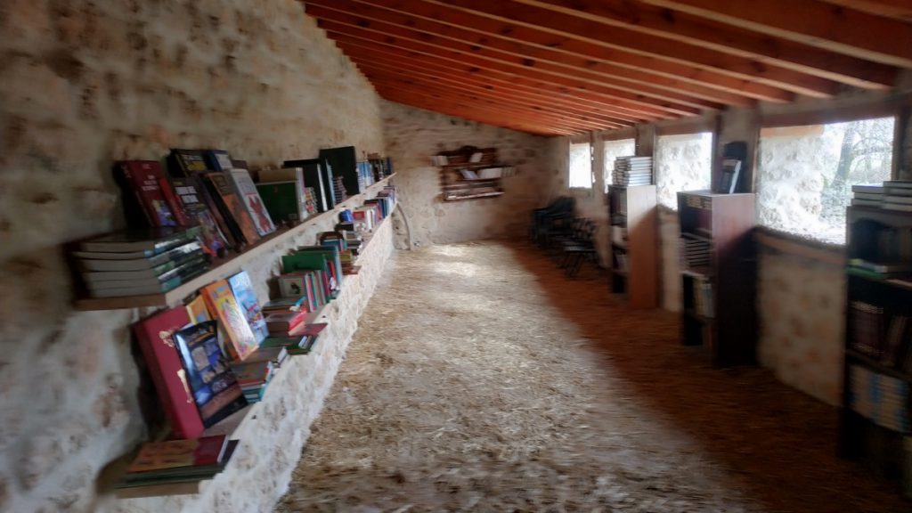 Lee más sobre el artículo Biblioteca tenida en dueñas literatura en la naturaleza